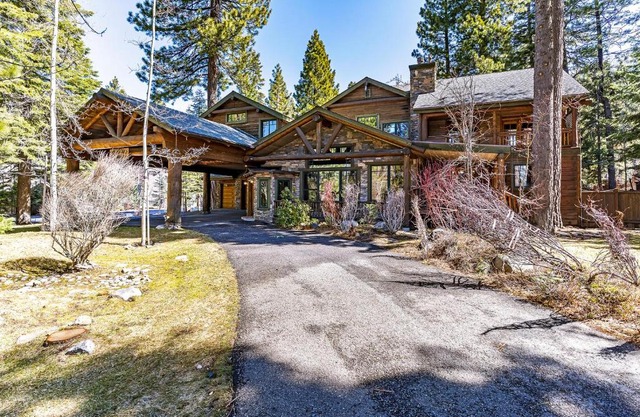 1138 Lakeshore - One-of-a-kind Lakeshore Boulevard log cabin