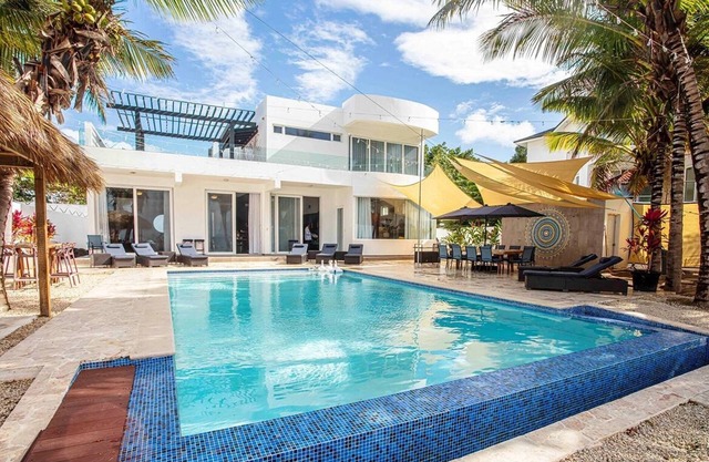 11BD complex w/pool & parking, steps from the beach