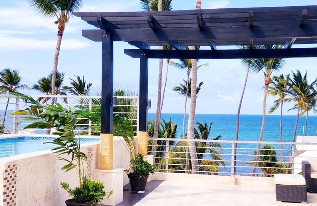 11BR Spacious Multi-Unit Retreat with Rooftop Plunge Pool - Walk to Beach +Bonus