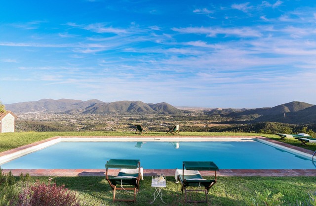 11th CENTURY VILLA, Stunning View & Pool, Unrivaled Private Setting near Lucca