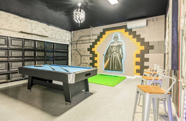 12 BR Morden Home w Pool/BBQ/Sleeps 30