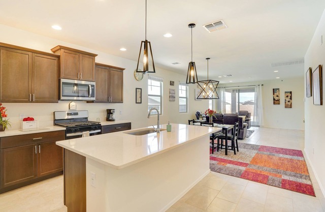 12 Mi to Downtown: Tucson Home w/Community Pool