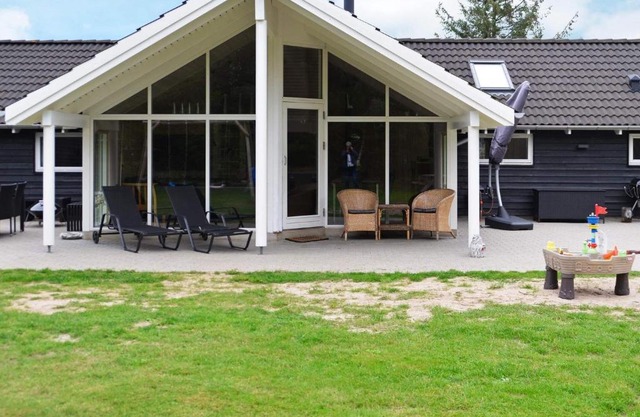 12 person holiday home in R m
