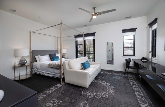 121 Hotel by AvantStay | Modern Executive Suite w/Juliet Balcony In Nashville!