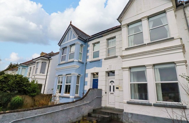 14 BEECH ROAD, pet friendly, with a garden in St Austell