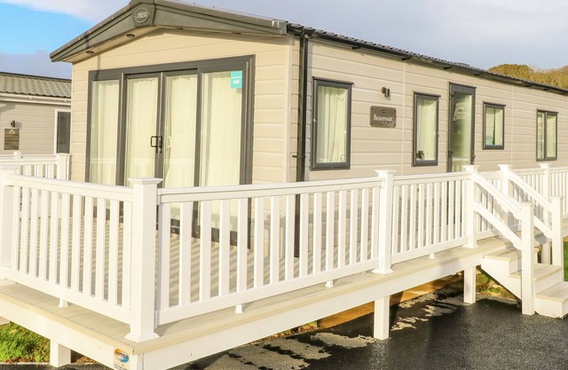 145 CROSSWINDS, family friendly, with pool in Bembridge