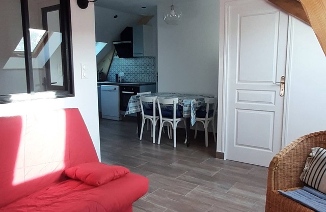 14T cosy apartment with garden in former schoolchildren's playground 10 mins from beaches