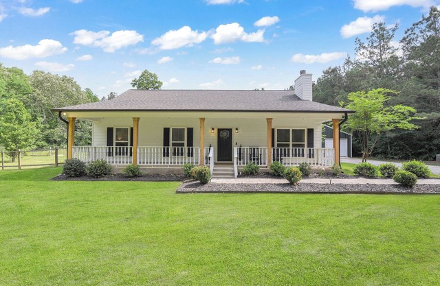 15-Acre Relaxing Retreat with Pool, Hot Tub & Trails near Lake Livingston