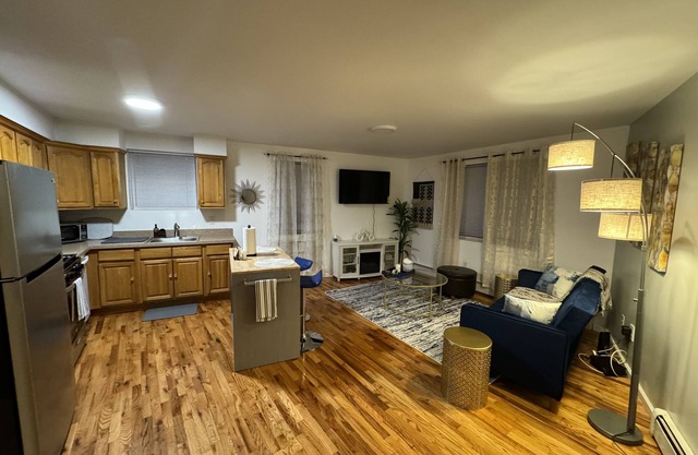15 mins away from JFK airport, cozy 2 bedroom 1 bathroom apartment.