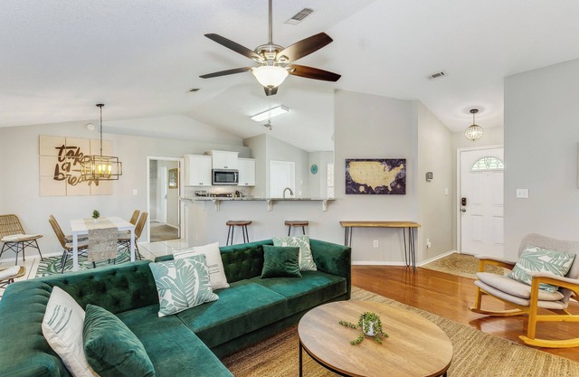 15 mins from Perdido beach, Lakefront with Firepit, near NAS/Blue Angels