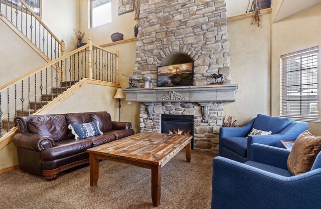 15 minutes to Powder Mountain with Bunks galore/game room and theater room