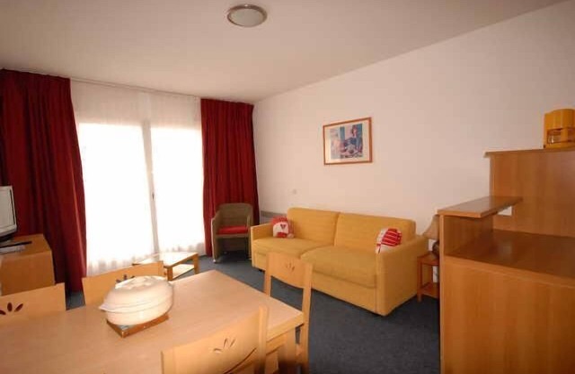 150m from ski slopes, 1st floor, view ski slopes, fitness, swimming pool, sauna, tv, ski locker