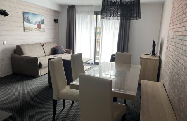 150m from ski slopes, Ground floor, view ski slopes, swimming pool, balcony, tv, ski locker, 52m²