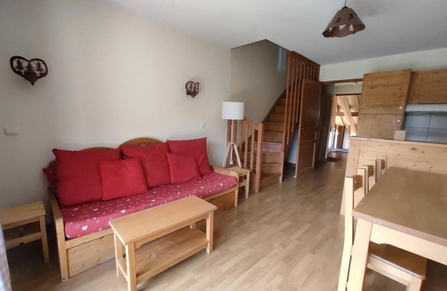 150m from ski slopes, 2nd floor, swimming pool, balcony, parking, tv, ski locker, 50m², Vars