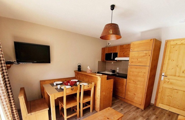 150m from ski slopes, 4th floor, swimming pool, balcony, parking, tv, ski locker, 32m², Vars