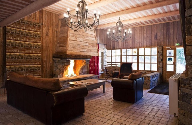 150m from ski slopes, fitness, swimming pool, sauna, fireplace or stove, tv, ski locker, 160m²