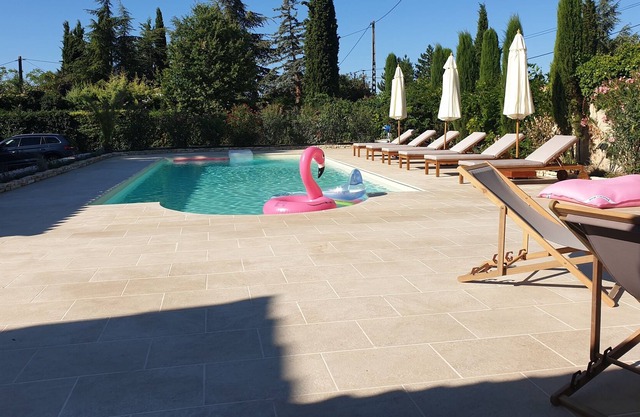 160 m2 house with 11 x 5 swimming pool in the heart of the Luberon Sud regional park