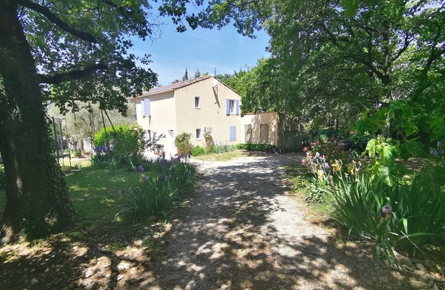 160 M2, air-conditioned house, secure swimming pool, pets welcome. 2000 m2.