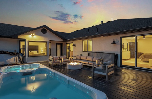 16person. 10 BD, Dual Hot Tub. 20 min to Ski Resorts