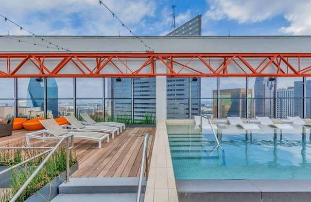 16th FL Bold CozySuites w/pool, gym, roof #4