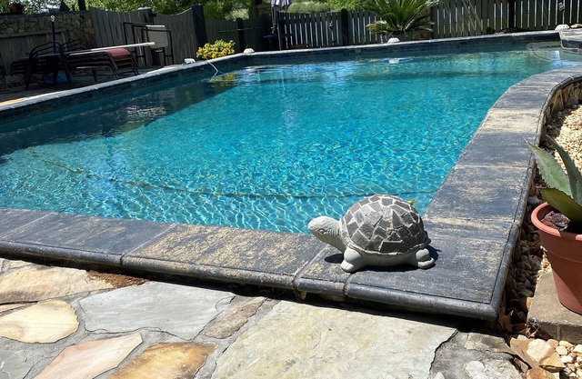 17 miles to Auburn University 4-bedroom 4-bath house with pool