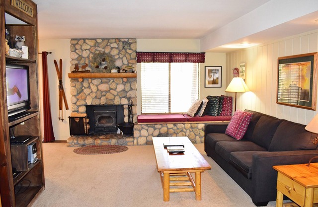 #179 A cozy and modern one bedroom, one bath unit. Steps from the free shuttle