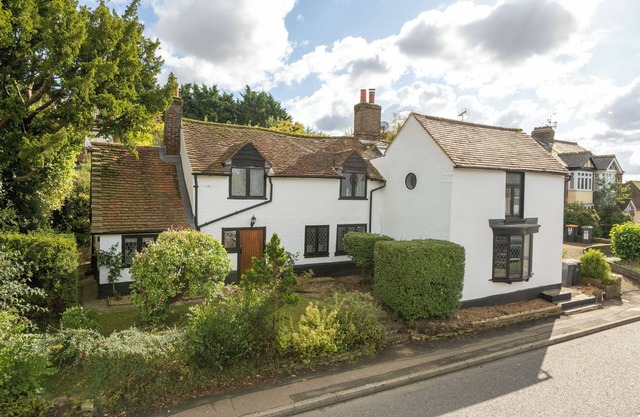 17th century cottage nr Harry Potter Studios, train into C. London, airport.