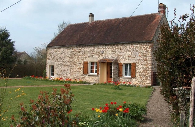 17th Century House with Garden in Vrigny - Wifi Included