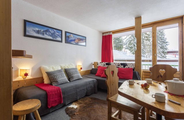 ☞ 1800 bows ● 7 people ● south facing ● snow ground ● WiFi ● Lauzières