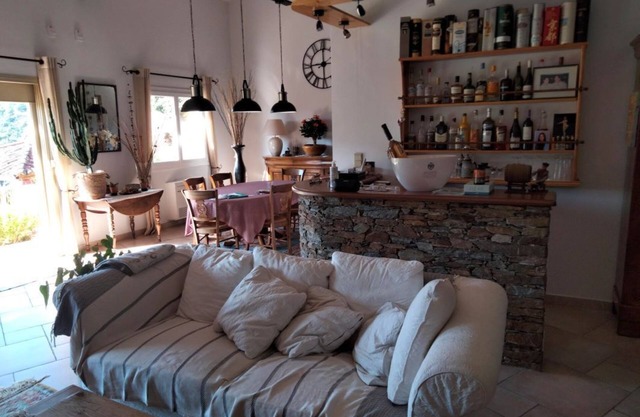 180m2 villa, 3 bedrooms, 3 bathrooms, air-conditioned, covered terrace, barbecue, swimming pool.