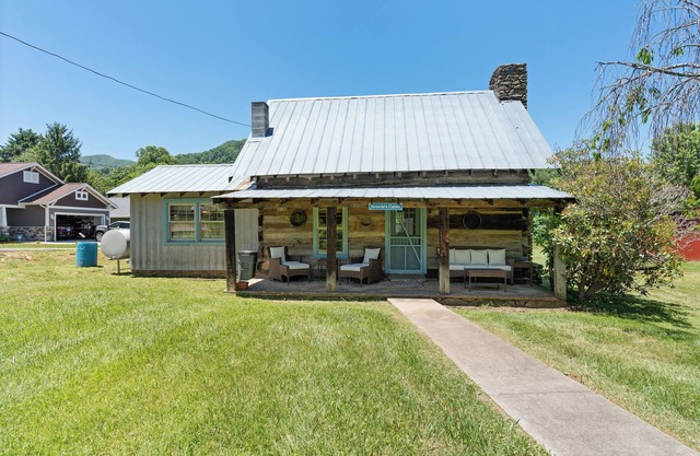 1890s Cozy Log Cabin, Waynesville, Mountain Views