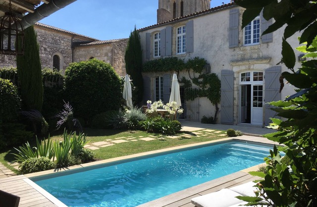 18th C Vicarage 4* Heated pool - Walk to beach- market - shops