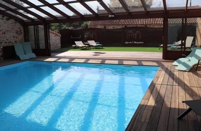 18th Century Cottage with Covered Pool, Terrace, and Game Room - 6 People