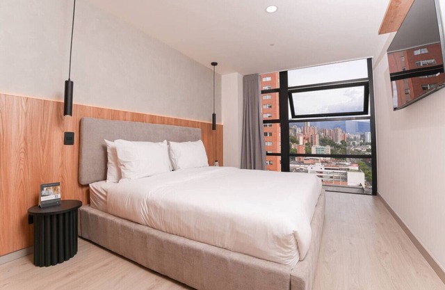 18th floor 3BR El Poblado Apt–Jacuzzi&Cowork Space