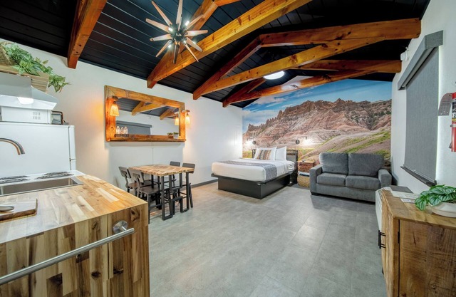 19-Hansen Inn & Cabins, Cabin Suite, 1 King, 1 Queen, Sleeper Sofa, Dog Friendly