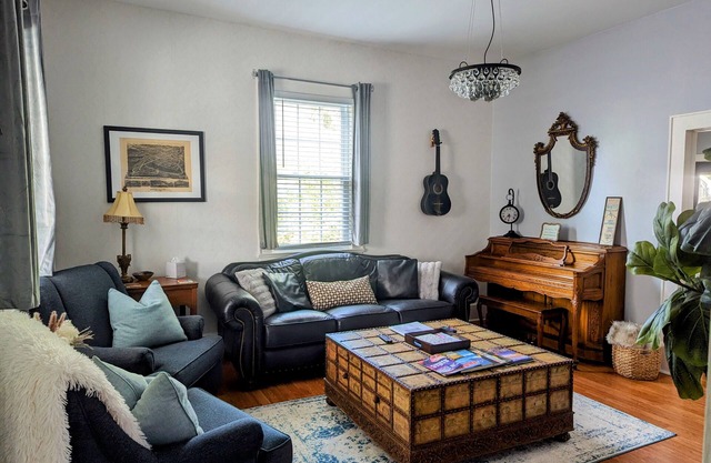 1920s bungalow near river, 8 min to DT AVL!