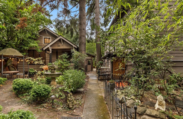 1920s Parsonage Retreat - Gardens & Creative Charm