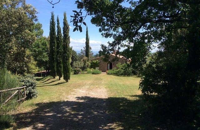 19th century farmhouse on a hill between magical valleys and Sienese hills