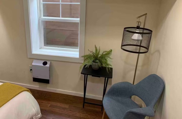 1BR, 1BA - 2.5 miles to U.S. Capitol & National Mall