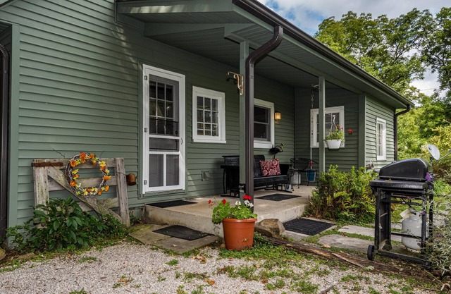 1BR, 1BA cottage