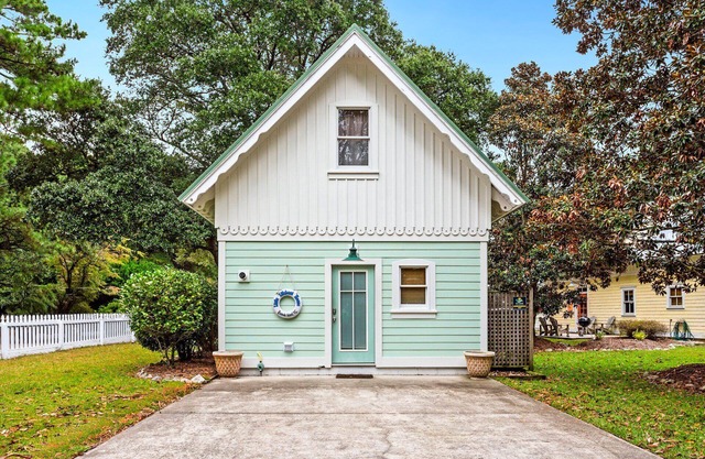 1BR historic cottage w/fireplace, patio & tub