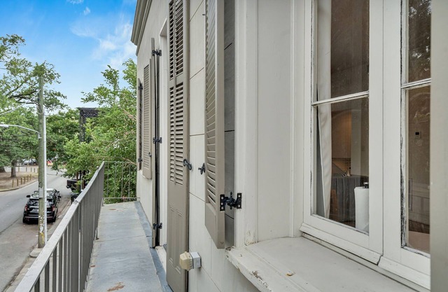 1BR in French Quarter– Free parking and Balcony!