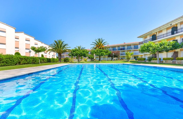 1CB - E4 Renovated apartment with communal swimming-pool and garden close to the beach