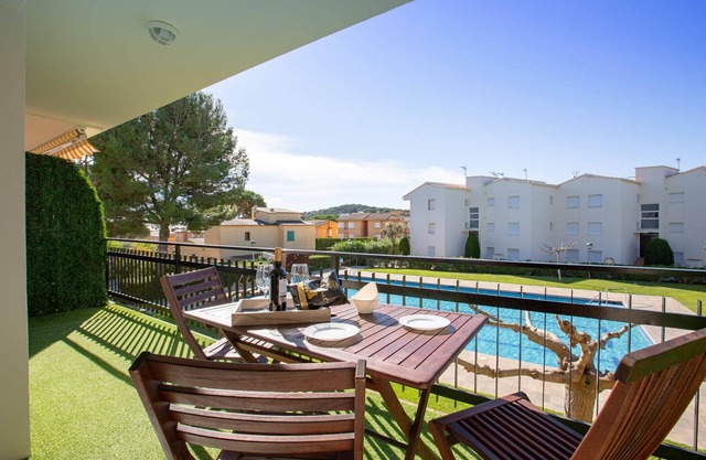 1CB T4 -Completely renovated apartment in a very quiet area with garden and communal pool near the beach of Calella de Palafrugell