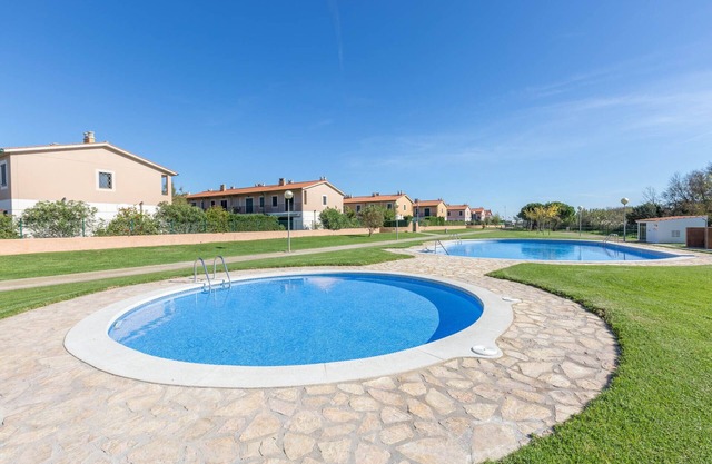 1MP 44 - Attractive house located in a quiet residential complex, with communal garden and swimming pool, just 100 m from the beach of Pals.