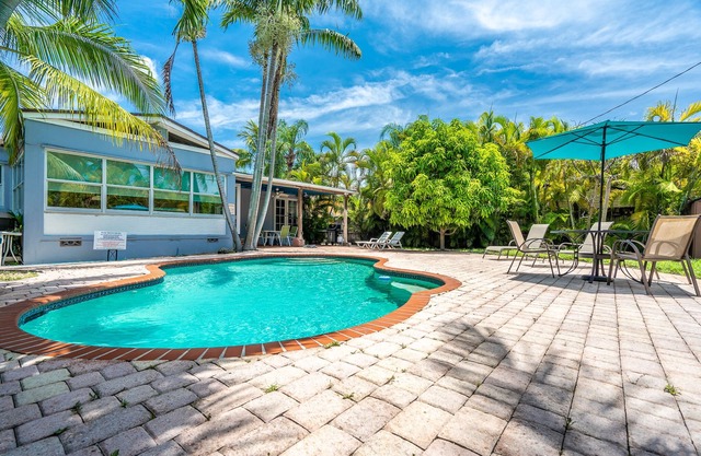 2/2-6 Guests-Heated Pool-Furnished Patio-BBQ-Wifi