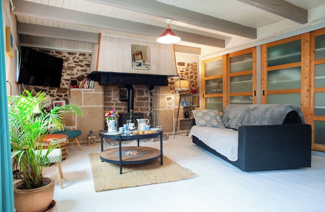 2/4p Noel Gîte en pierre Typique classé, proche Îles de Bréhat, poêle Bois WIFI