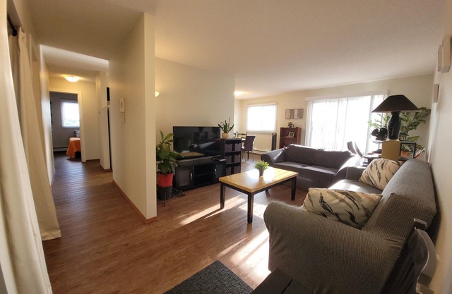 ✅️2.8 km to ROGERS Place✅️ King-2 twins-futon-cot✅️ 124 Street Arts District