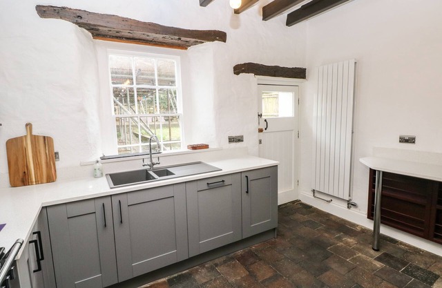 2 ASHGROVE, pet friendly, character holiday cottage in Dinas Cross