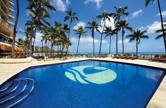 2 Awesome Units, Just Steps to the Beach, Pool, Dining, Spa, Diamond Head